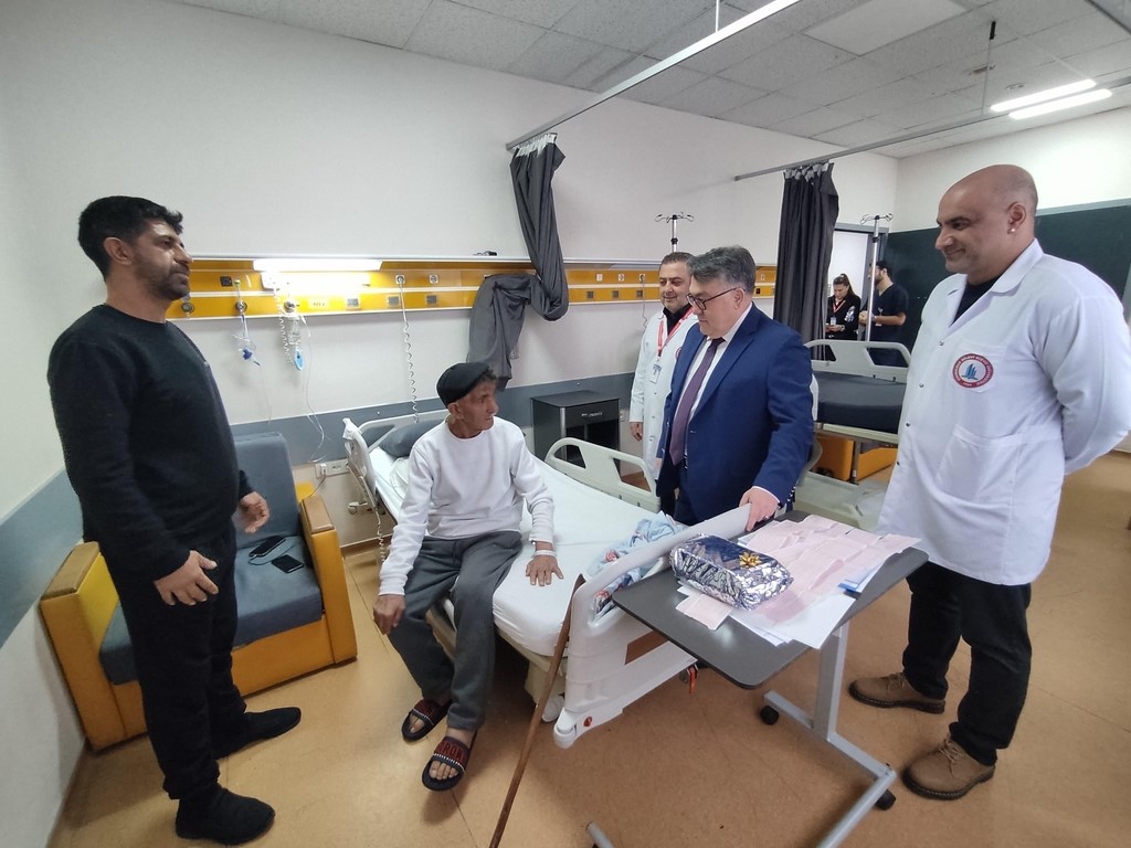 BEUN Rekt&ouml;r&uuml; &Ouml;z&ouml;l&ccedil;er&rsquo;den bayram ziyareti, hastalar ve sağlık &ccedil;alışanlarıyla bayramlaştı
