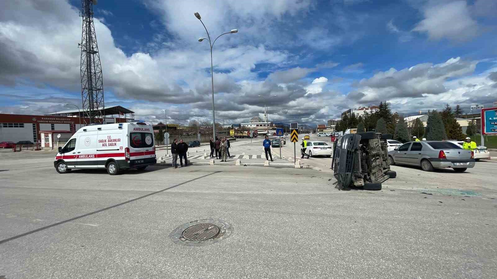 Karaman&rsquo;da otomobille &ccedil;arpışan hafif ticari aracın devrilmesi kameraya yansıdı: 2 yaralı
