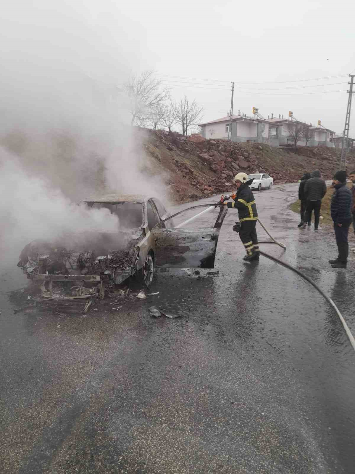 Elazığ&rsquo;da yanan otomobil k&uuml;le d&ouml;nd&uuml;
