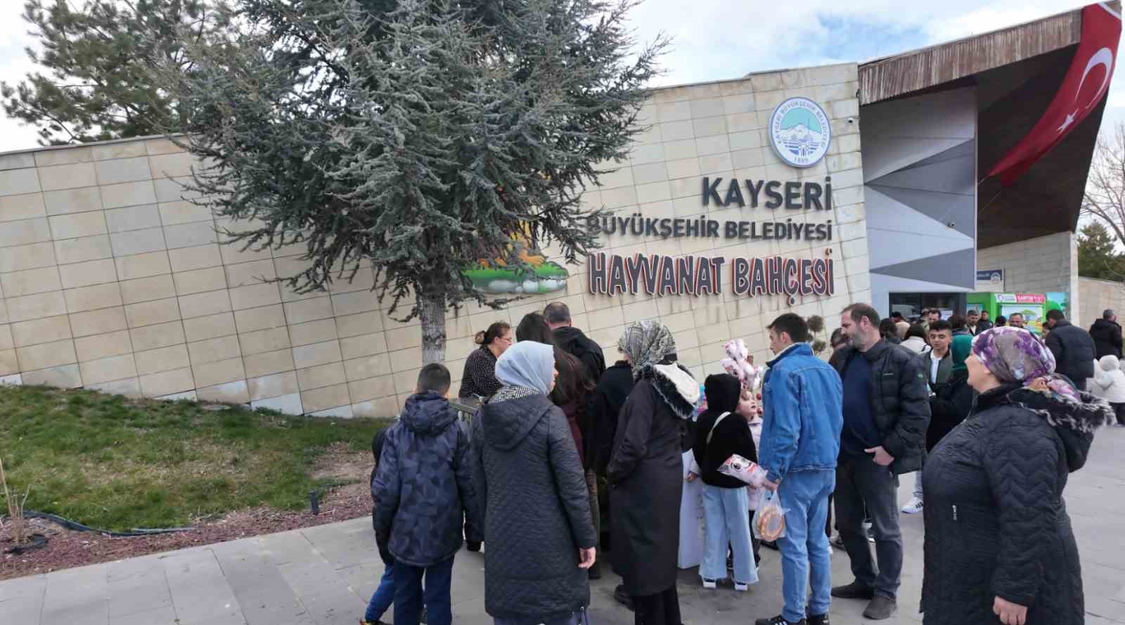 Büyükşehirin hayvanat bahçesi bayramda doldu taştı