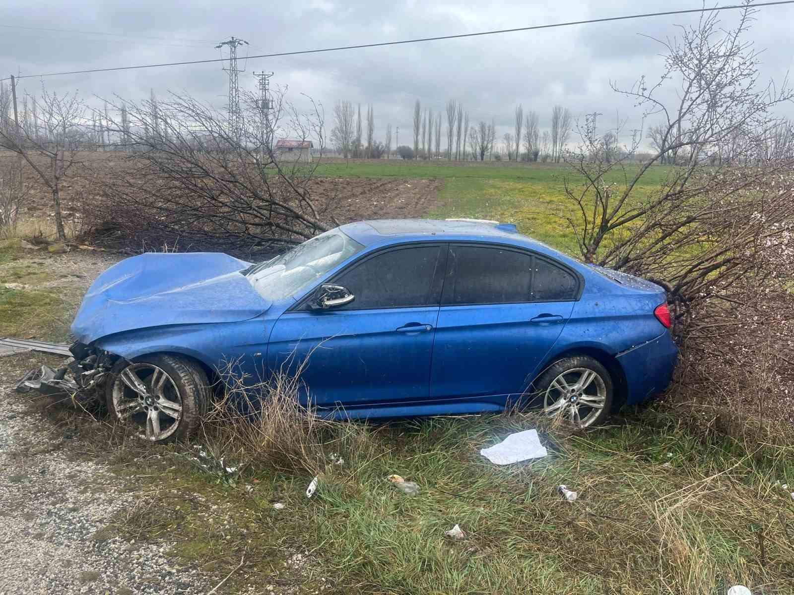 Şarampole giren otomobilde 3 kişi yaralandı