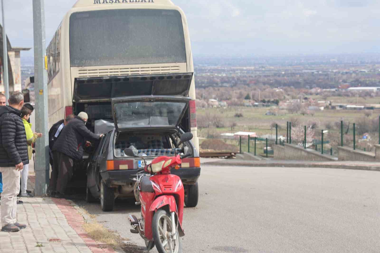 Otomobil park halindeki otob&uuml;se &ccedil;arptı: 1 yaralı
