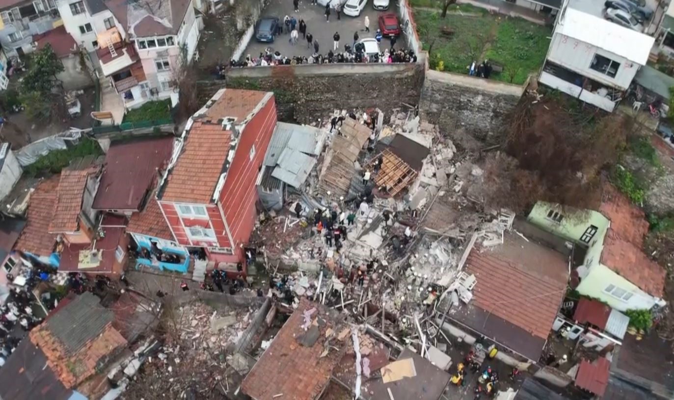 Fatih’te bitişik halde bulunan 2 gece kondu çöktü