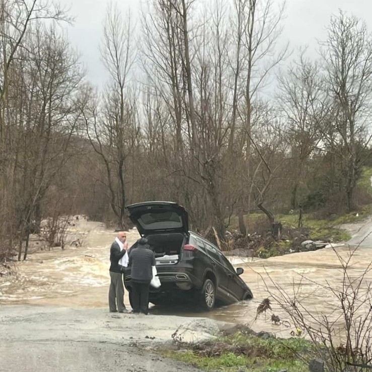 &Ccedil;anakkale&rsquo;de k&ouml;y yolu sağanak yağış sonrası kapandı, bir ara&ccedil; suya kapıldı
