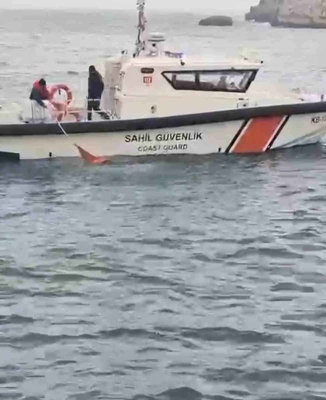 Bartın&rsquo;da kıyafetleriyle denize giren kadını sahil g&uuml;venlik ekipleri kurtardı
