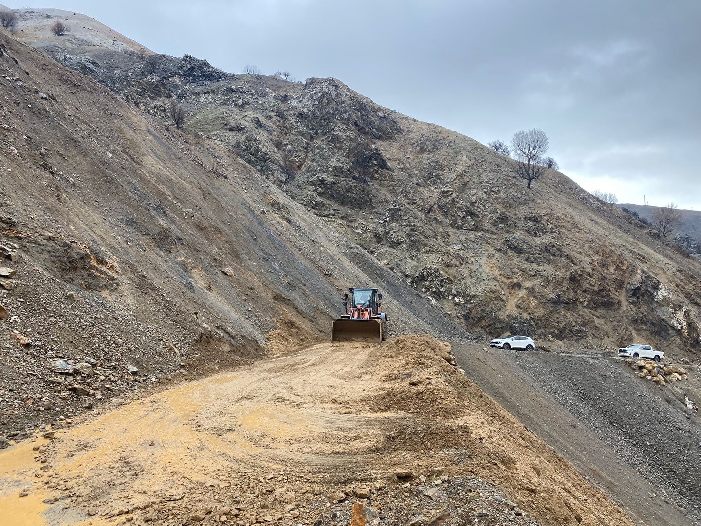 Sason’da heyelan nedeniyle ulaşıma kapanan köy yolu ulaşıma açıldı