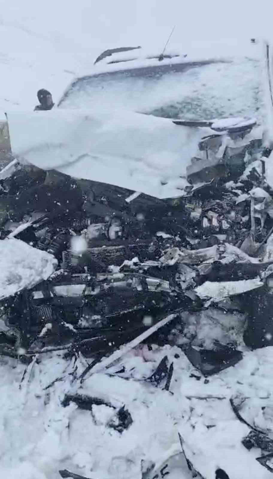 Y&uuml;ksekova&rsquo;da kamyonetler &ccedil;arpıştı: 8 yaralı
