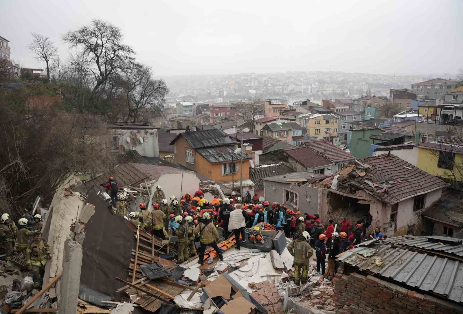 Fatih’te çöken binalarda enkaz altında kalanları kurtarılma çalışması devam ediyor