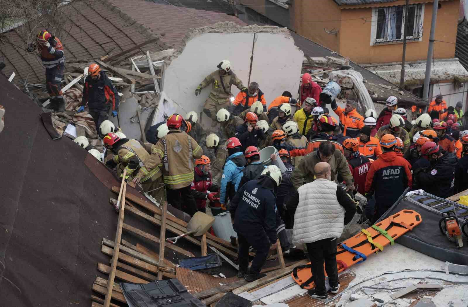 Fatih&rsquo;te &ccedil;&ouml;ken binalarda enkaz altında kalanları kurtarılma &ccedil;alışması devam ediyor
