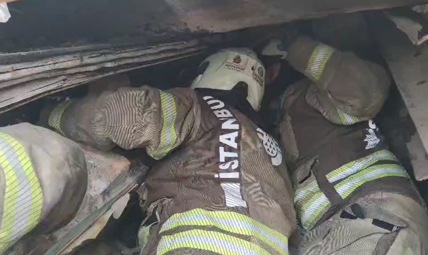 Fatih’te çöken binanın altında kalanların çıkarılma anı kamerada
