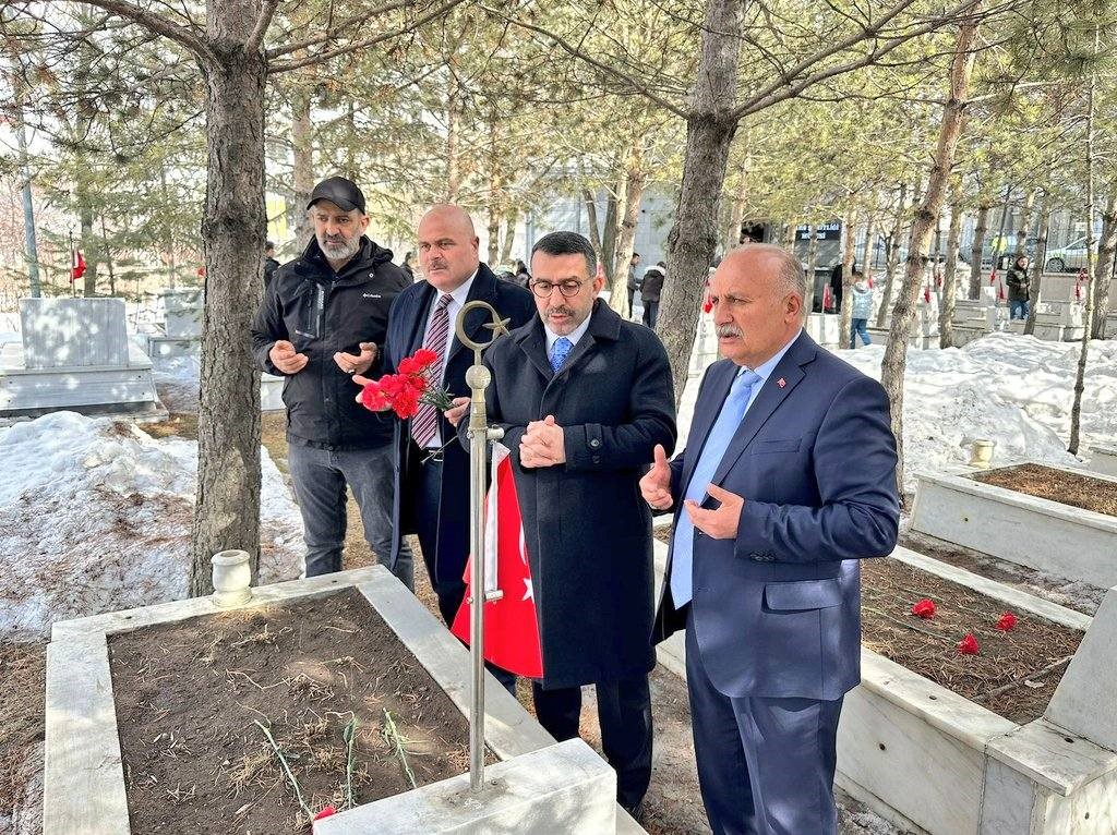 Kars&rsquo;ta bayramda şehitliğe anlamlı ziyaret

