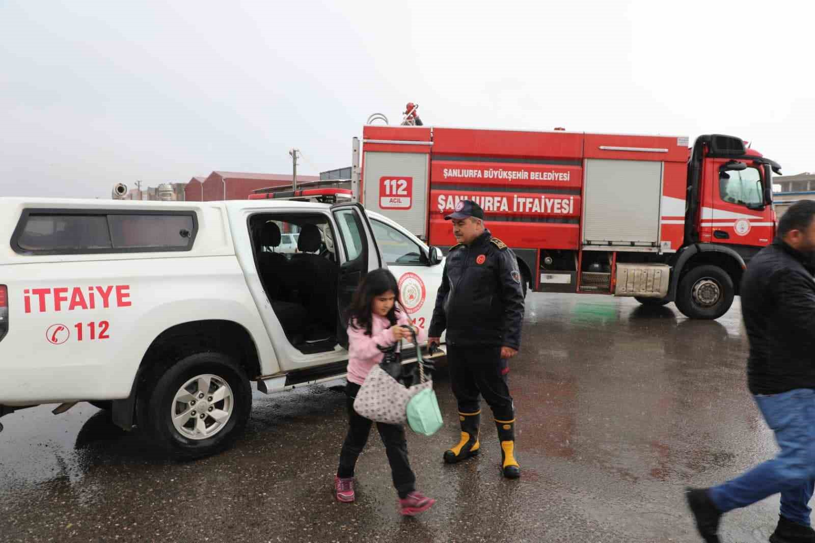 Viranşehir&rsquo;de aşırı yağış sele neden oldu: 9 kişilik aile kurtarıldı
