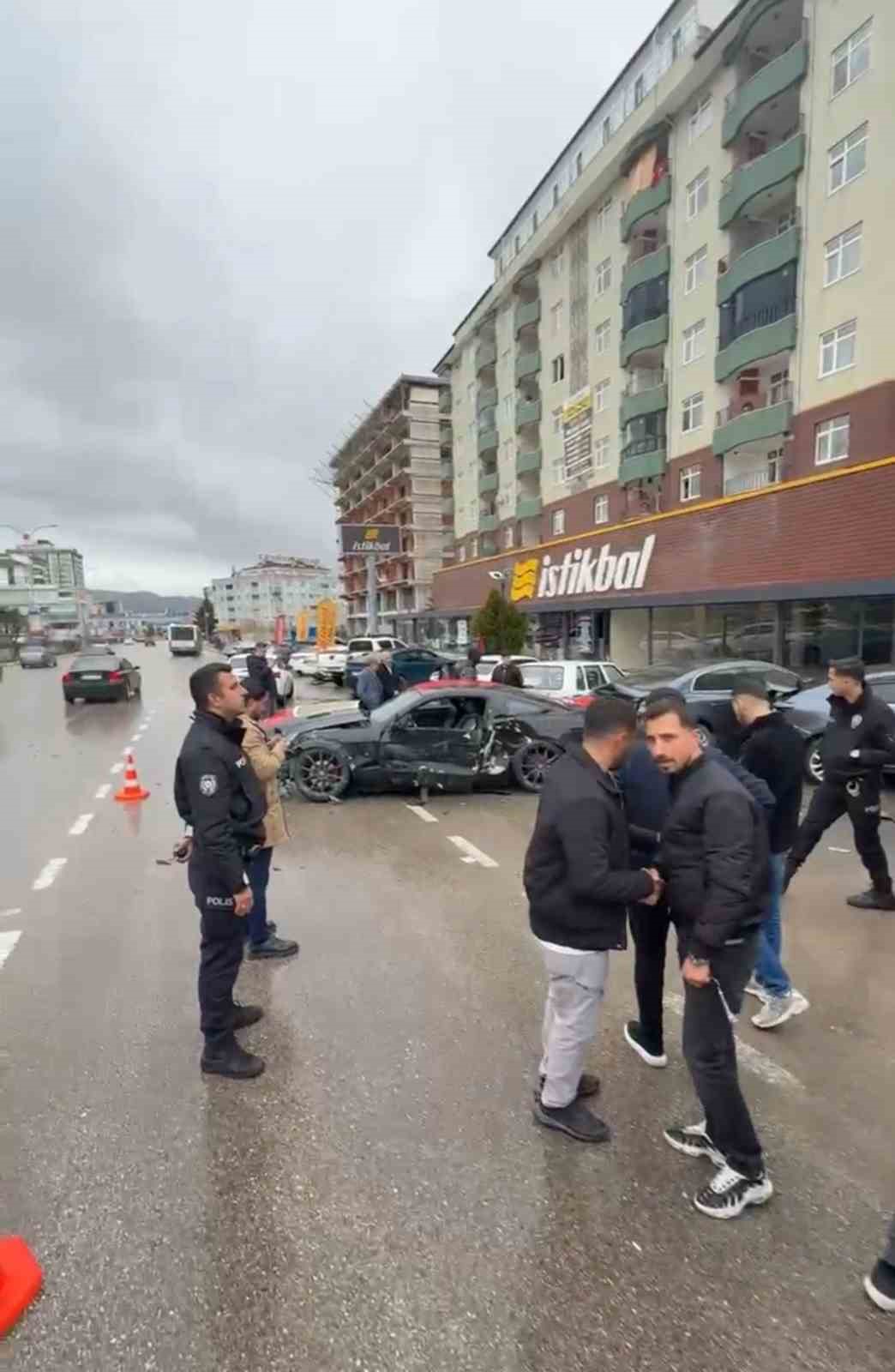 Elazığ&rsquo;da otomobil park halindeki 4 araca &ccedil;arptı
