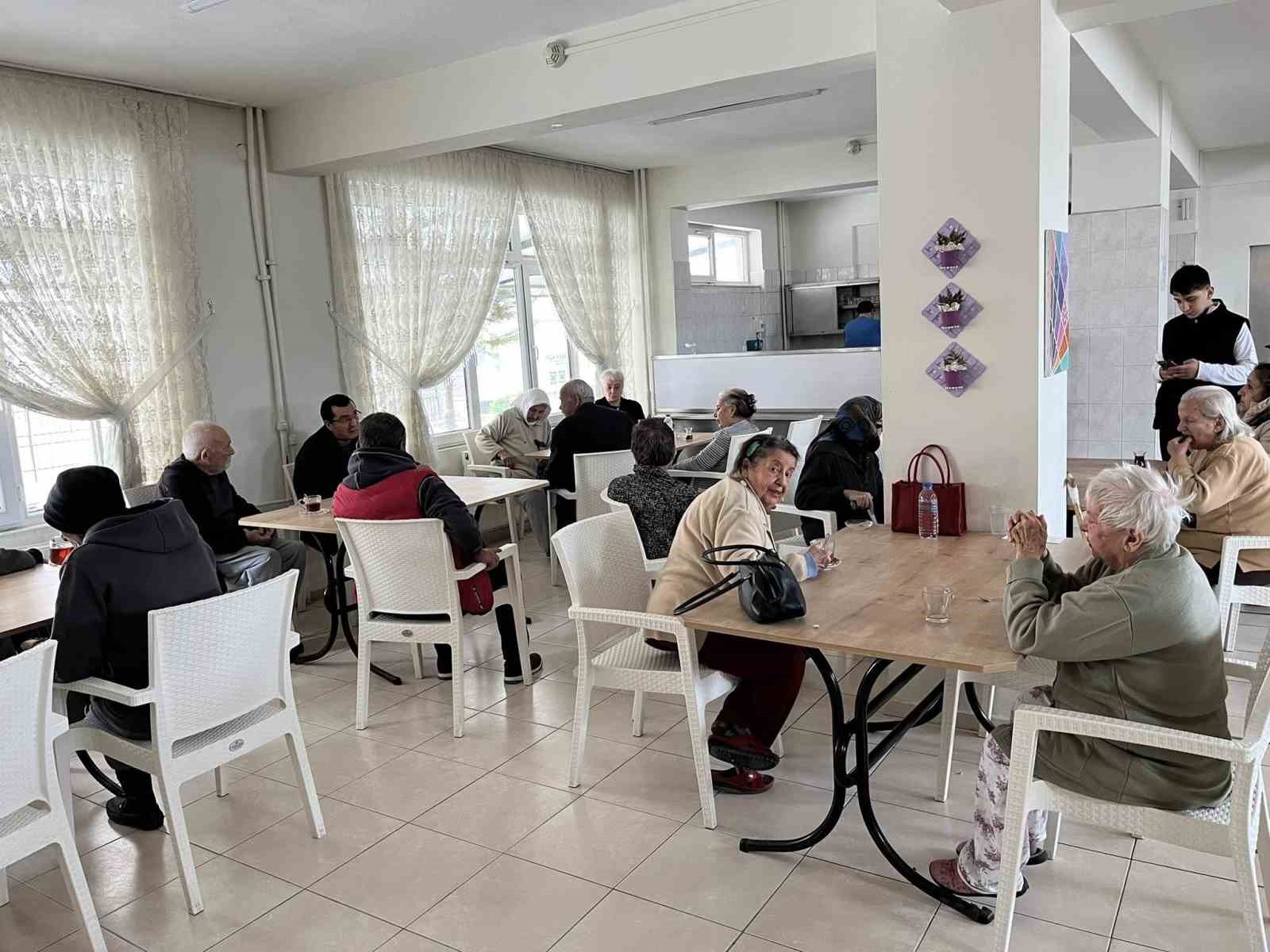 Burhaniye’ de Halk İnisiyatifinden huzurevi ziyareti