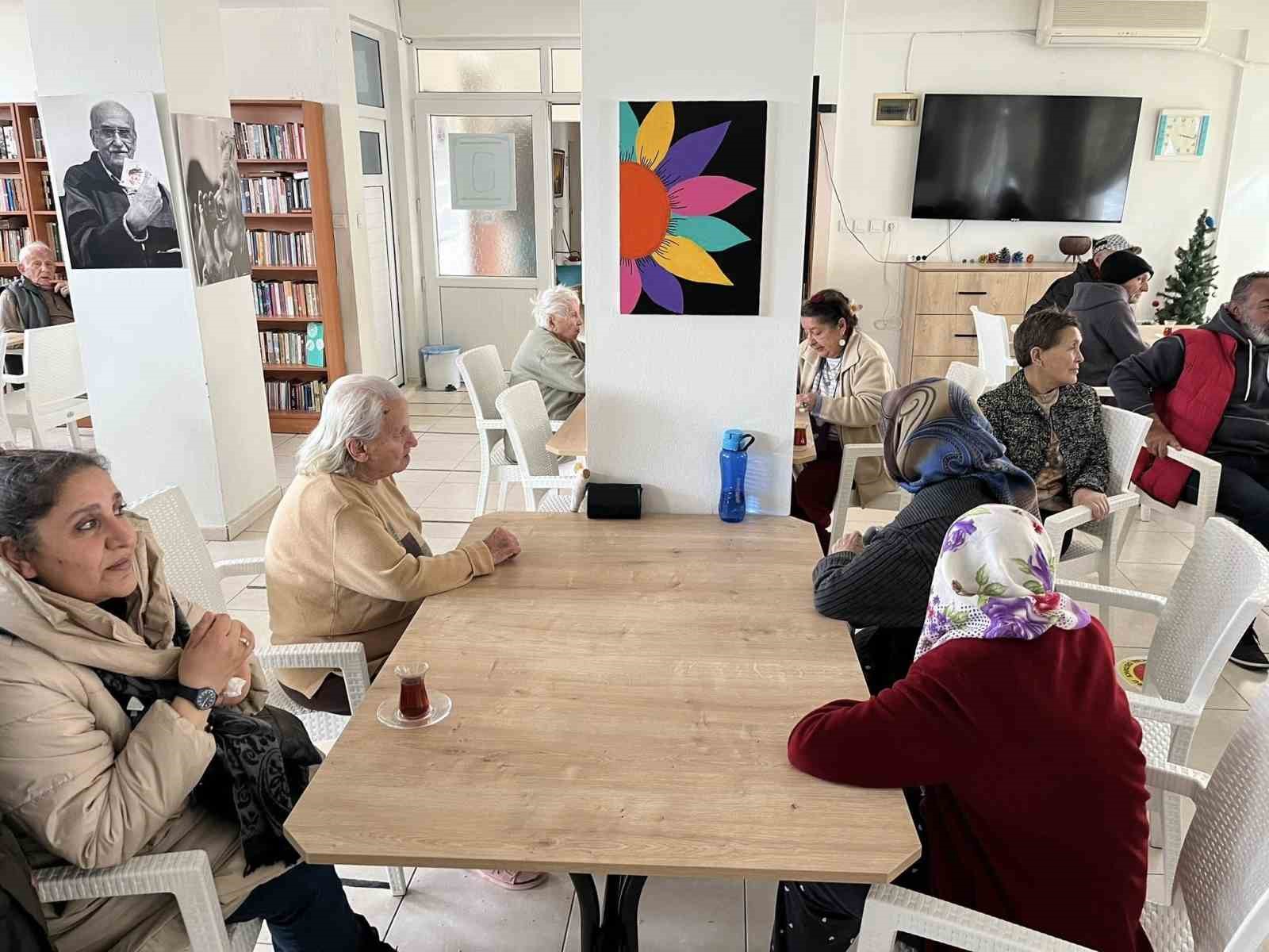 Burhaniye&rsquo; de Halk İnisiyatifinden huzurevi ziyareti
