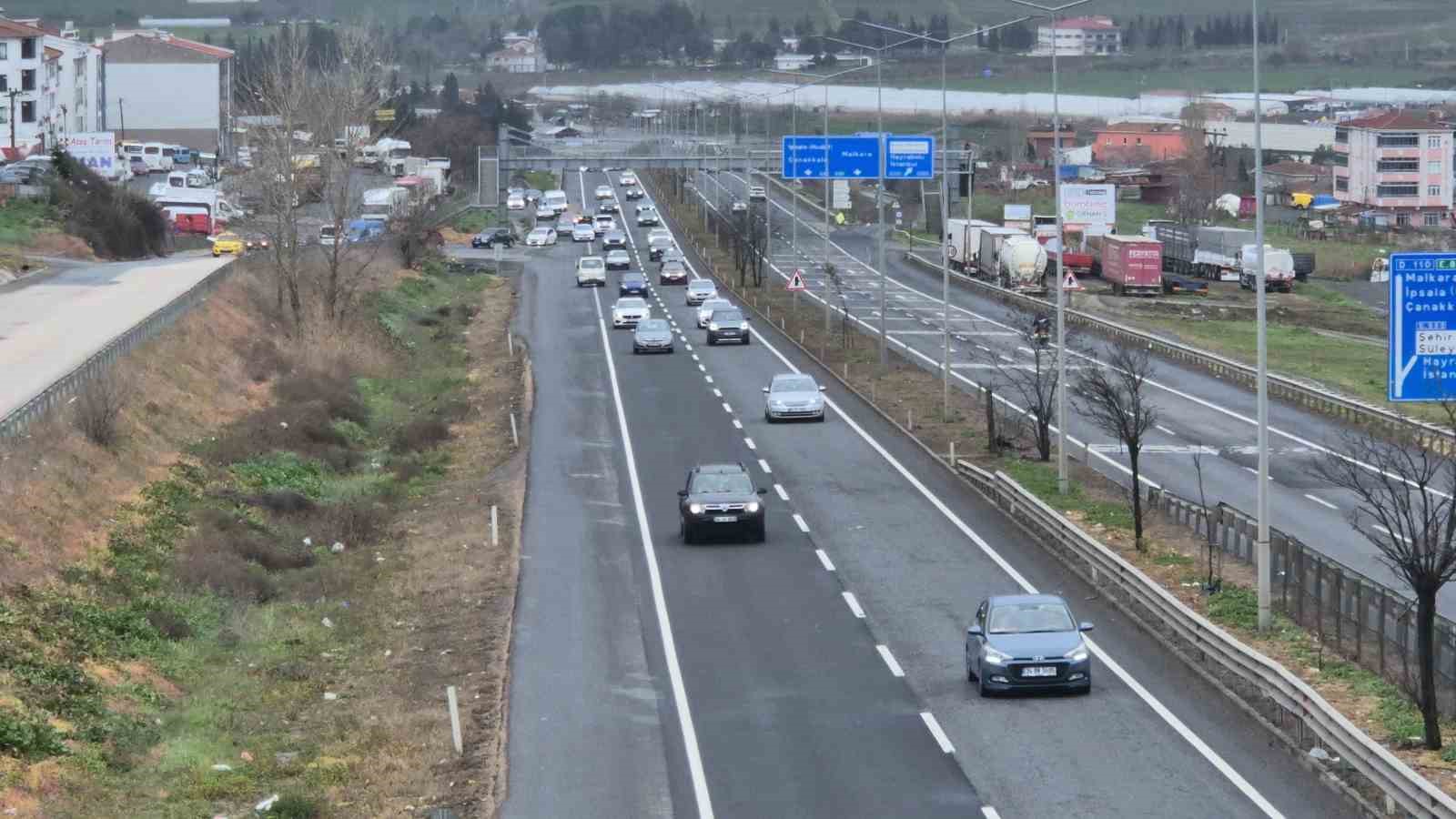 Bayram d&ouml;n&uuml;ş&uuml; Tekirdağ-İstanbul yolunda yoğunluk
