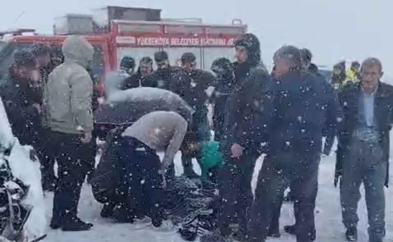 Kamyonetler kafa kafaya çarpıştı: 1 kişi hayatını kaybetti