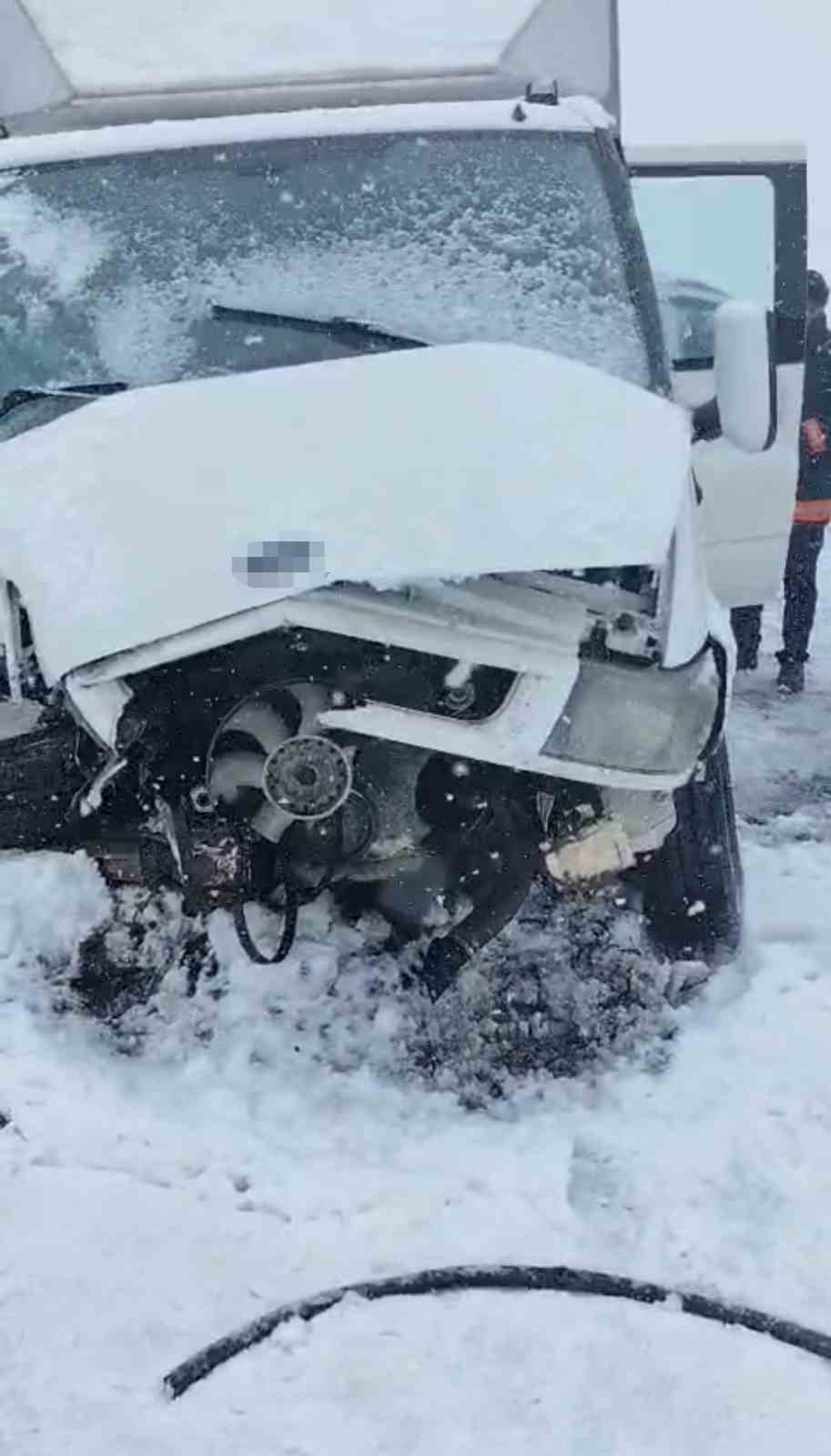 Kamyonetler kafa kafaya &ccedil;arpıştı: 1 kişi hayatını kaybetti
