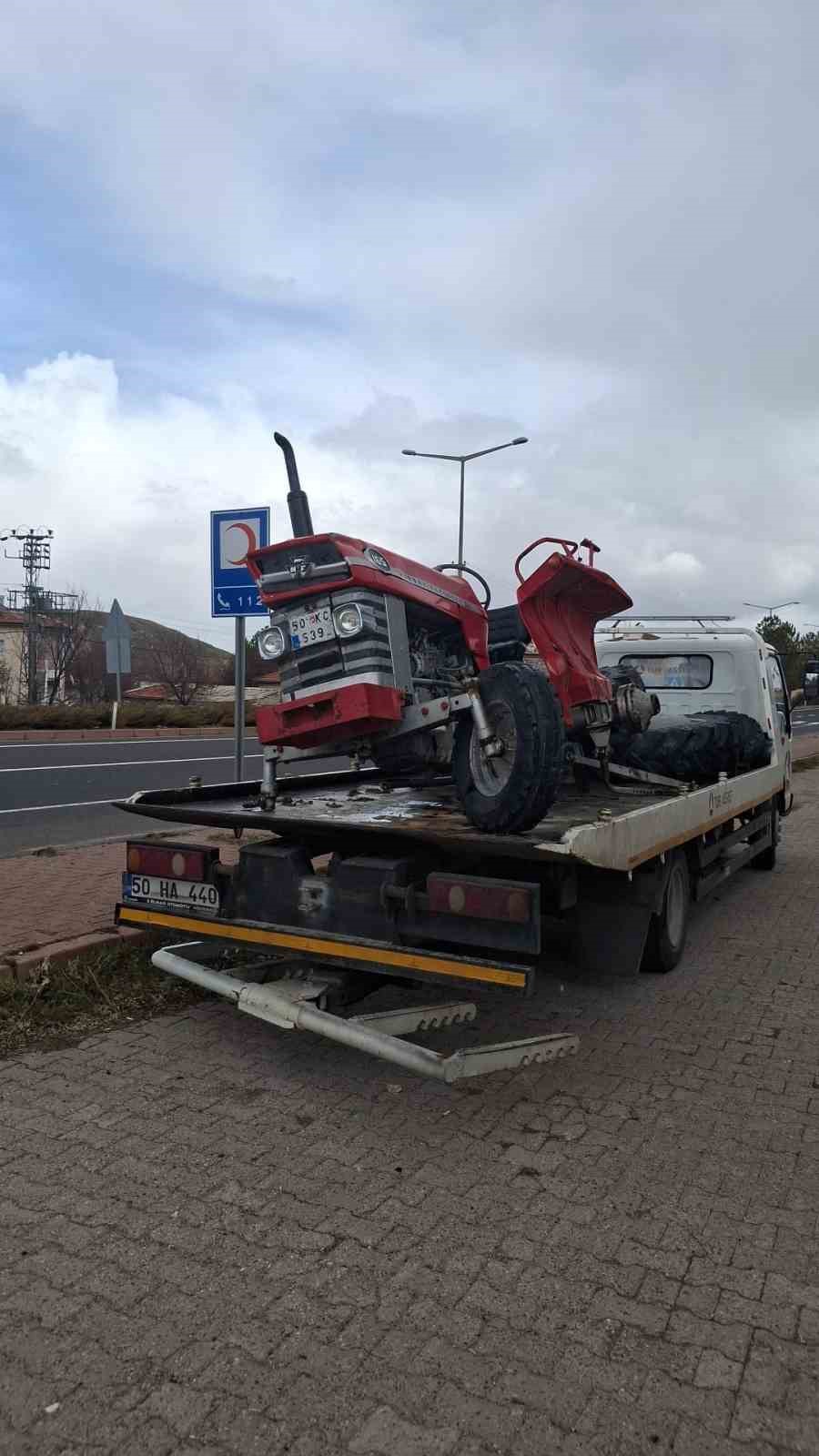 Otomobille trakt&ouml;r &ccedil;arpıştı: 2 yaralı
