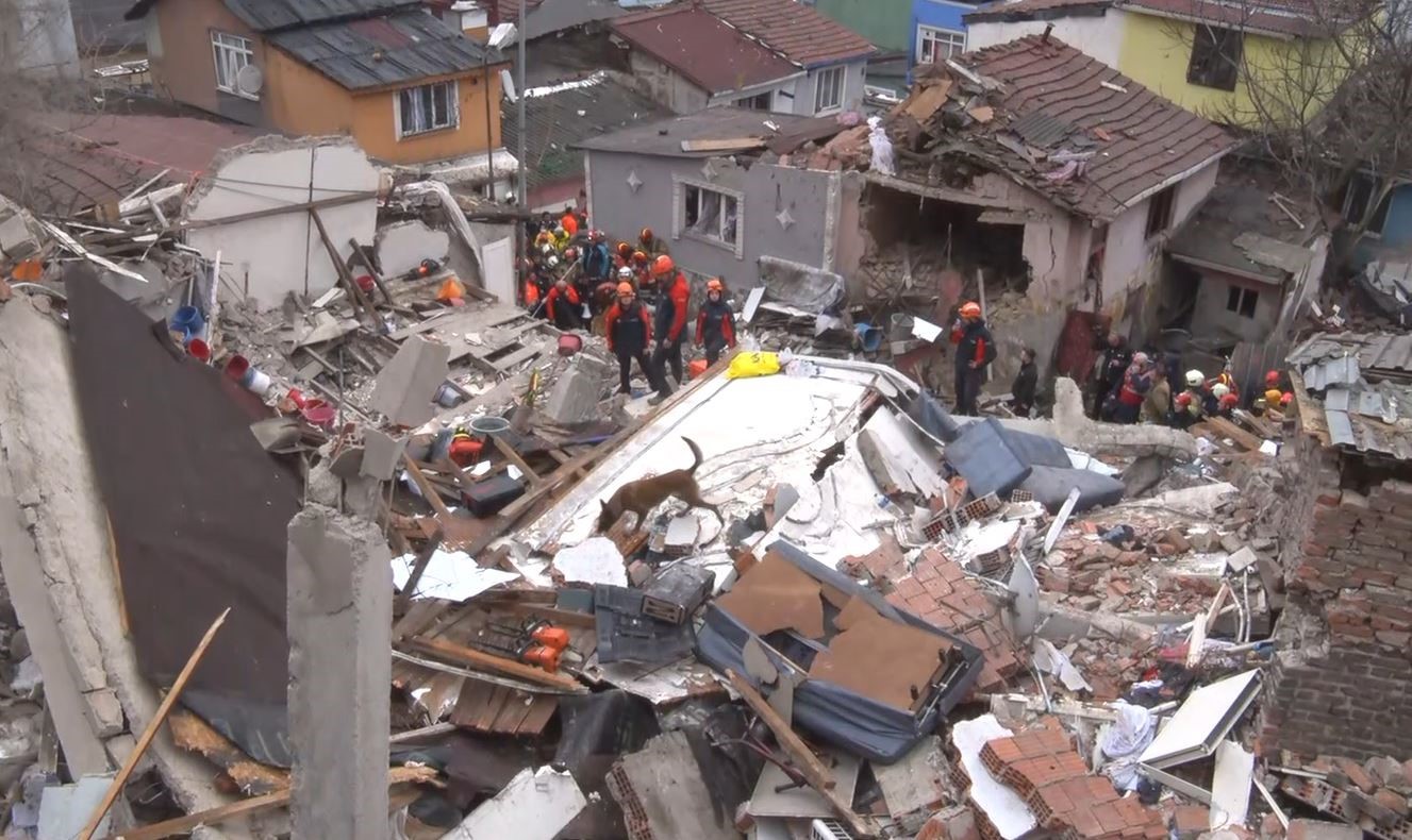 Fatih&rsquo;te &ccedil;&ouml;ken binada enkaz altında kalanları kurtarma &ccedil;alışmasına k&ouml;peklerde katıldı
