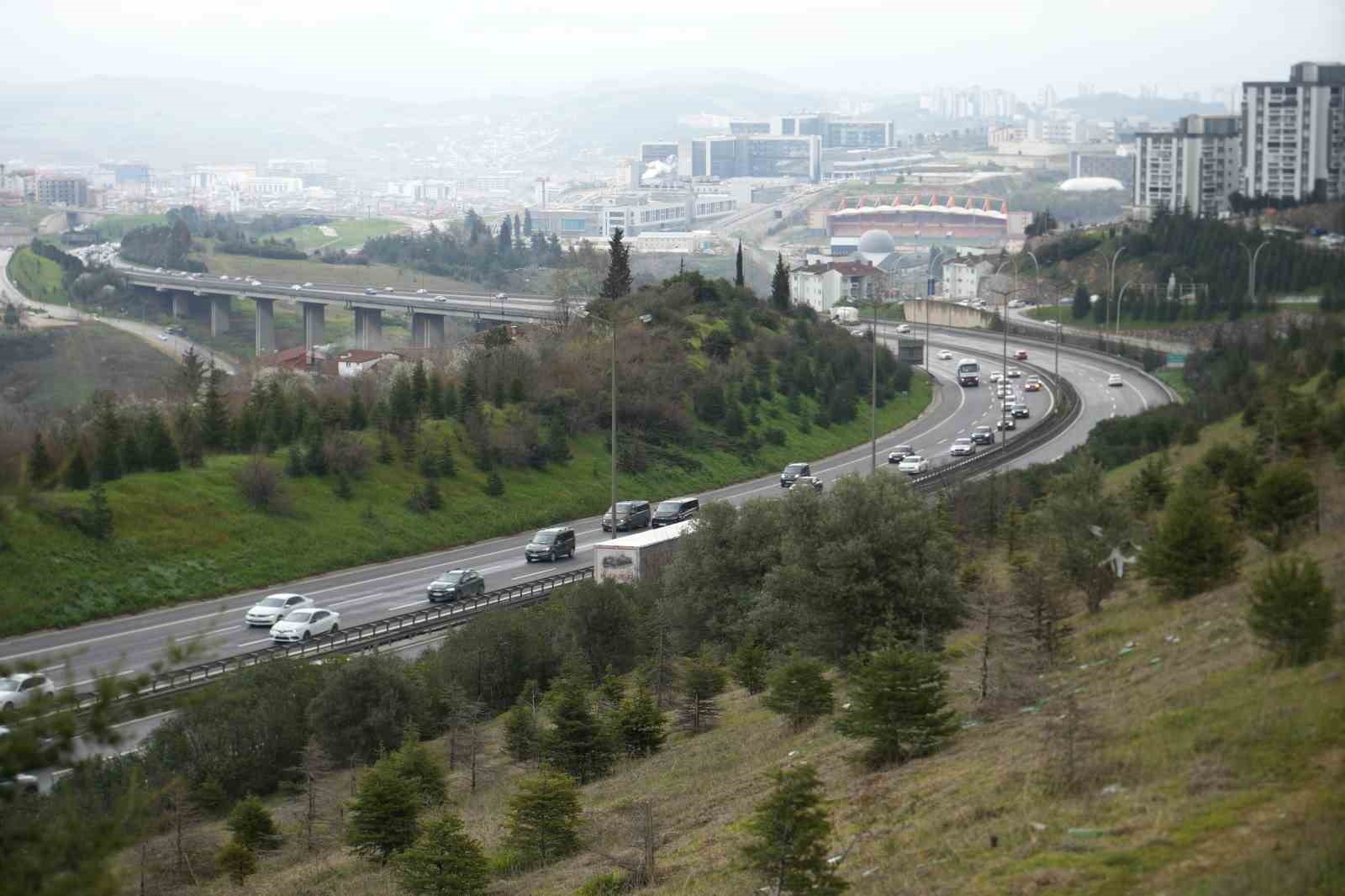 Bayram tatili d&ouml;n&uuml;şleri başladı, TEM&rsquo;de akıcı yoğunluk hakim
