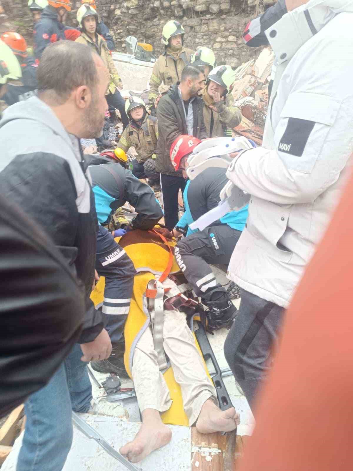 Fatih&rsquo;te &ccedil;&ouml;ken binada enkaz altında kalanların kurtarılma anı kamerada
