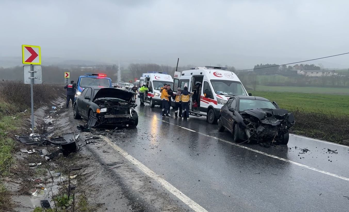 Arnavutk&ouml;y&rsquo;de iki ara&ccedil; &ccedil;arpıştı: 3 kişi yaralandı
