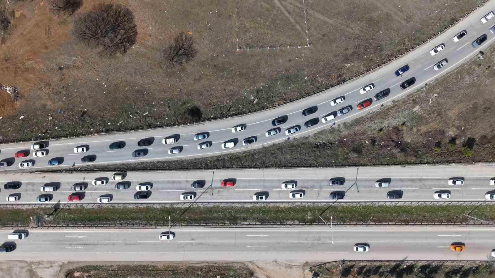 43 ilin ge&ccedil;iş noktasında yoğun trafik: Kilometrelerce ara&ccedil; kuyruğu havadan g&ouml;r&uuml;nt&uuml;lendi
