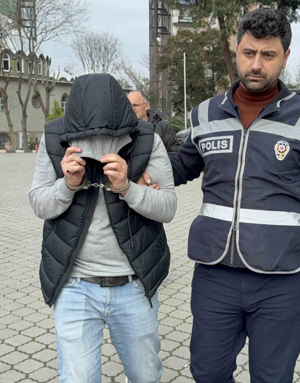 Eski karısının bı&ccedil;ak tehdidiyle cep telefonunu gasp etti
