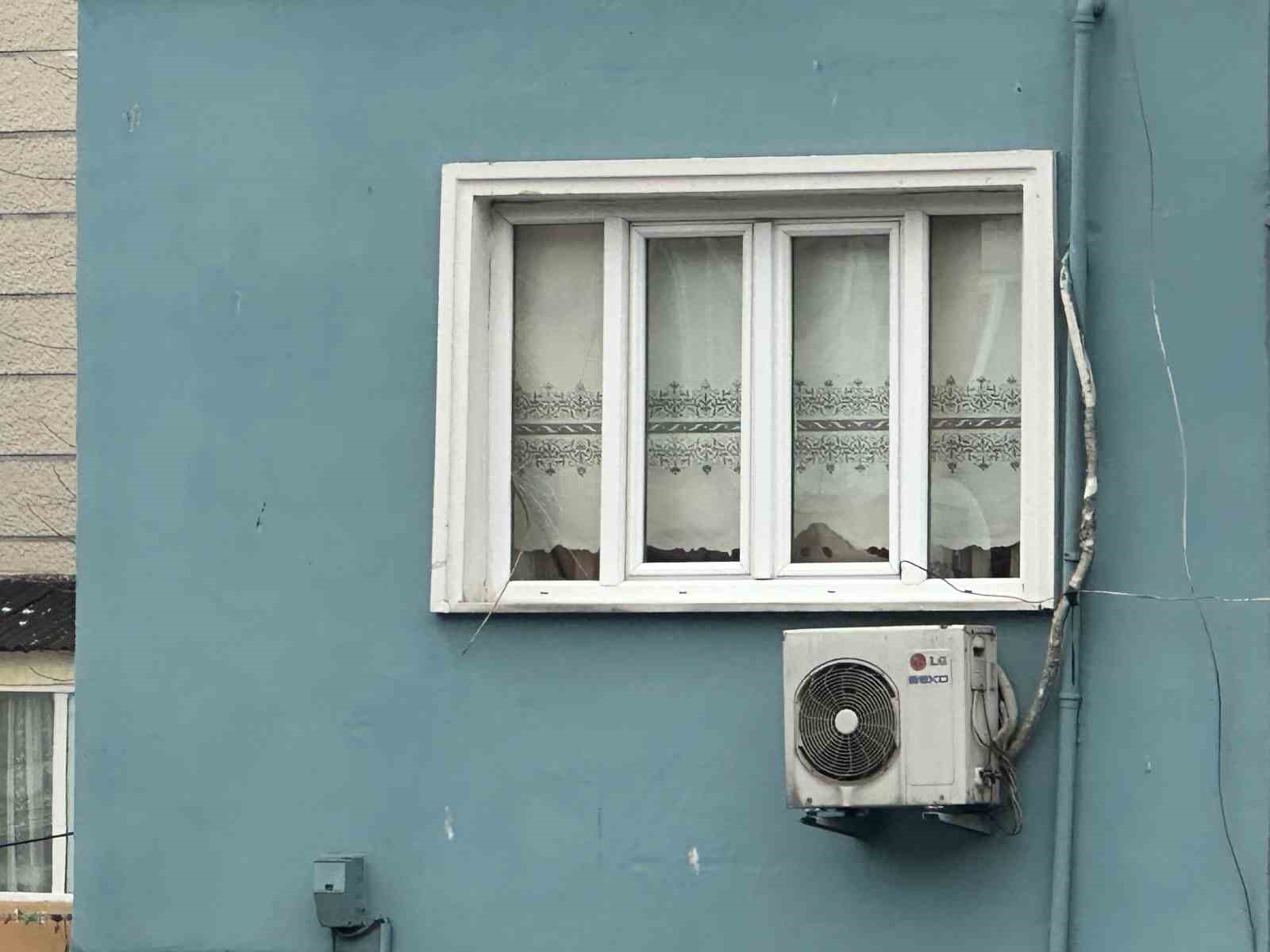 Fatih&rsquo;te bina &ccedil;&ouml;kmesinde patlamanın etkisiyle demir par&ccedil;aları evlere isabet etti
