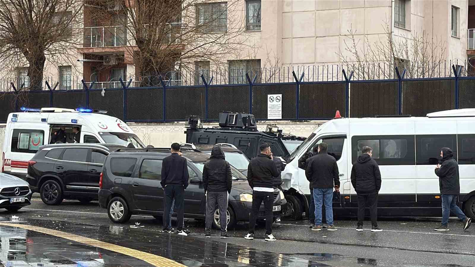 Diyarbakır&rsquo;da zincirleme trafik kazası: 4 yaralı
