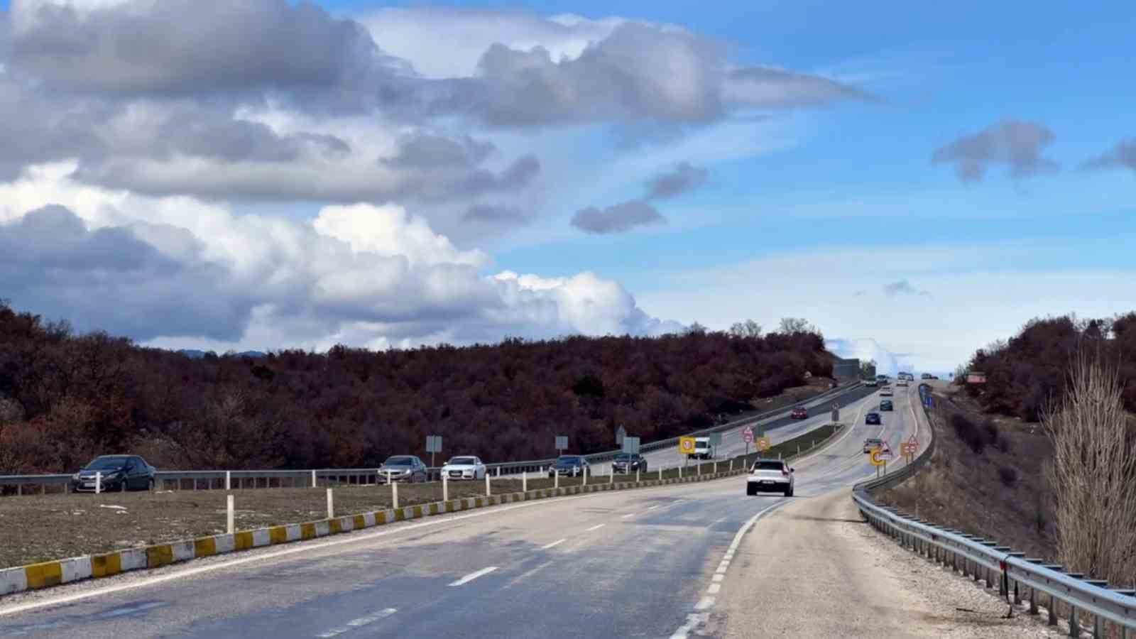 Yeni Konya Antalya kara yolunda bayram d&ouml;n&uuml;ş&uuml; yoğunluğu
