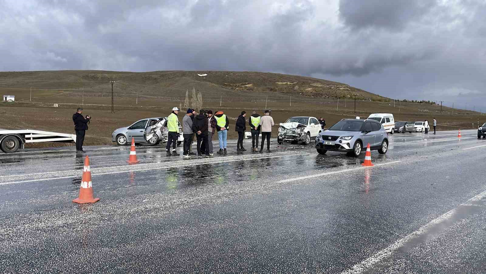 Bayram tatili d&ouml;n&uuml;ş&uuml; trafik kazası: 1 &ouml;l&uuml;, 5 yaralı
