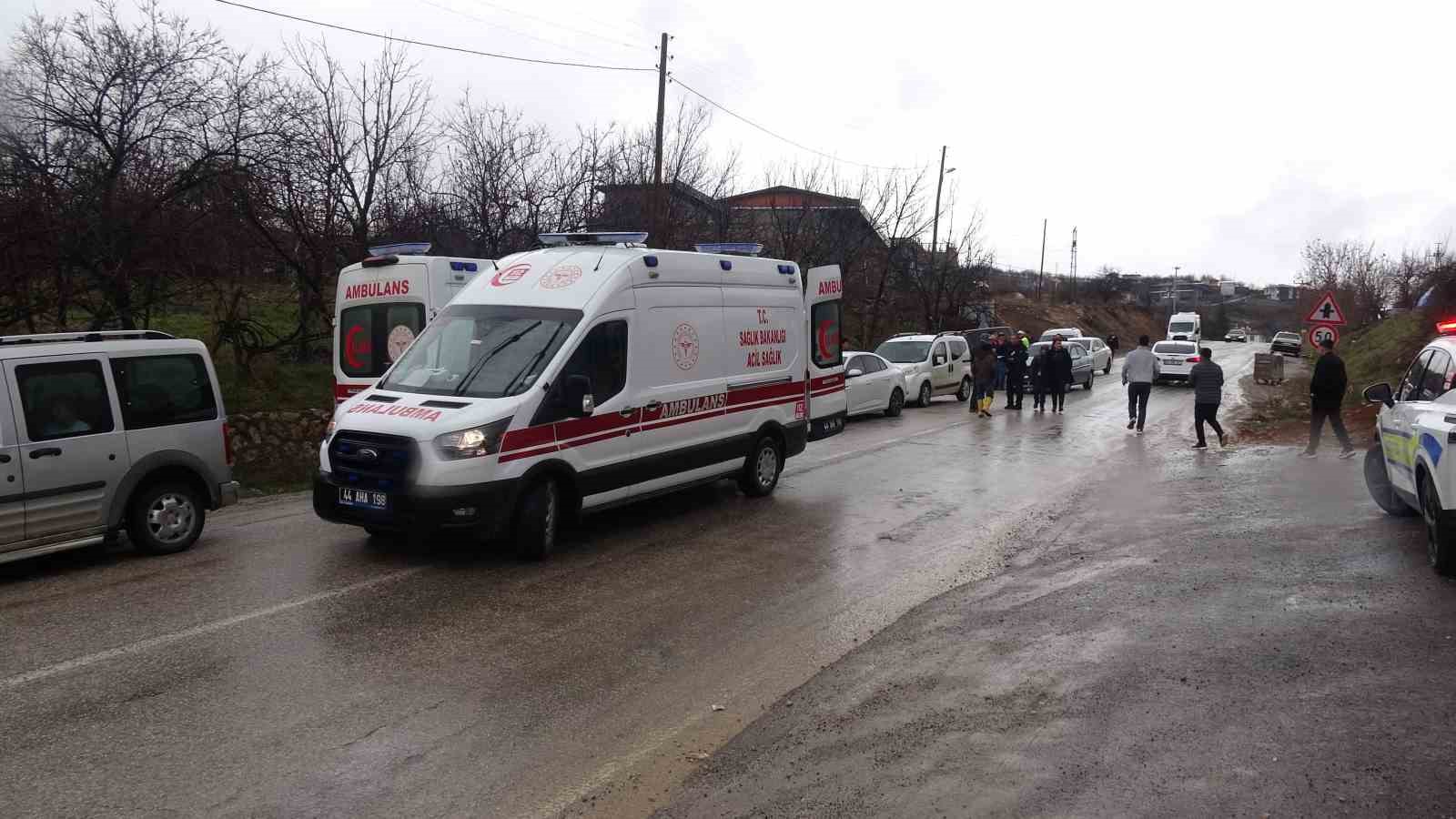 Malatya&rsquo;da 5 ara&ccedil;lı zincirleme kaza: 4 yaralı
