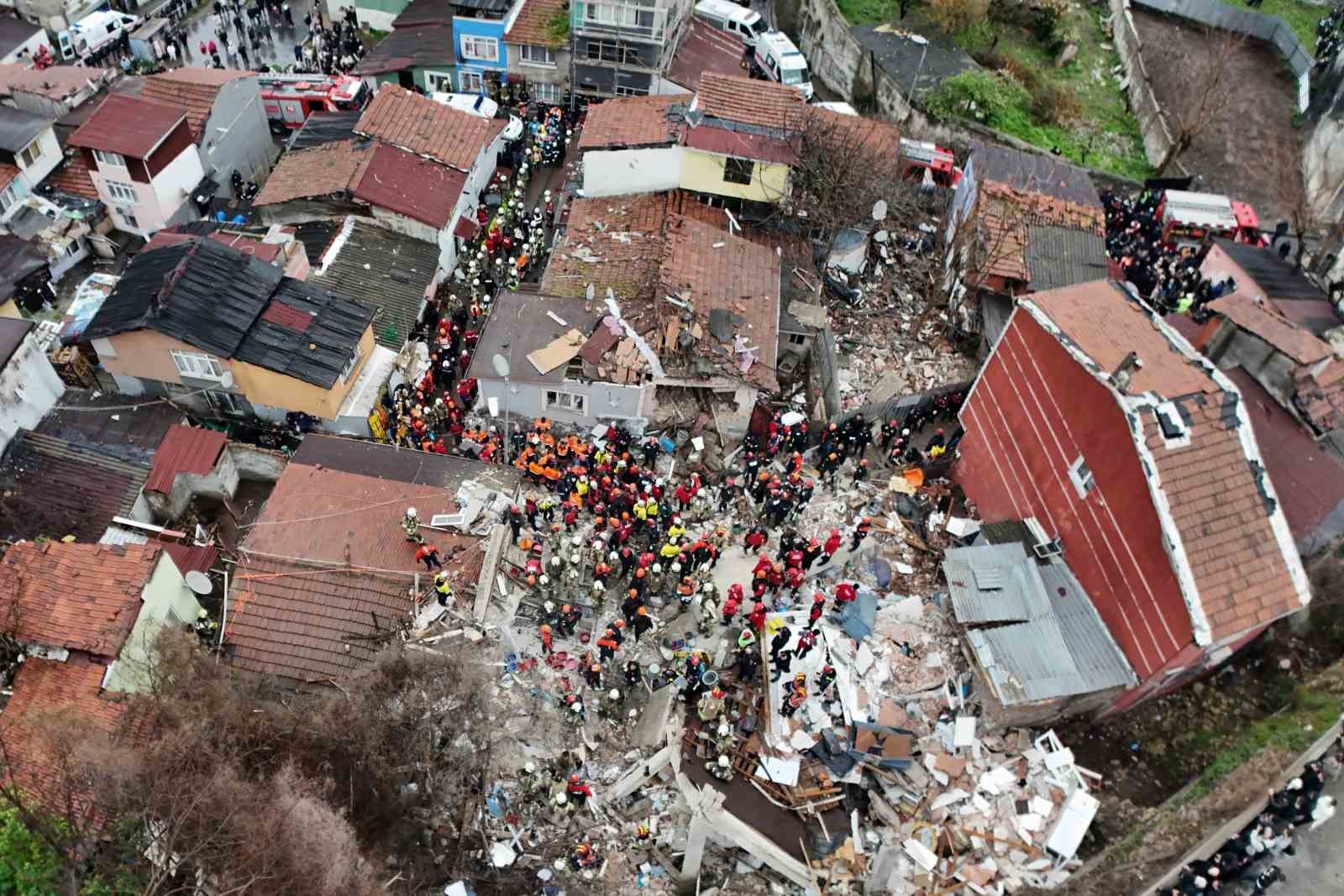 Fatih’te çöken binada 1 kişi daha kurtarıldı