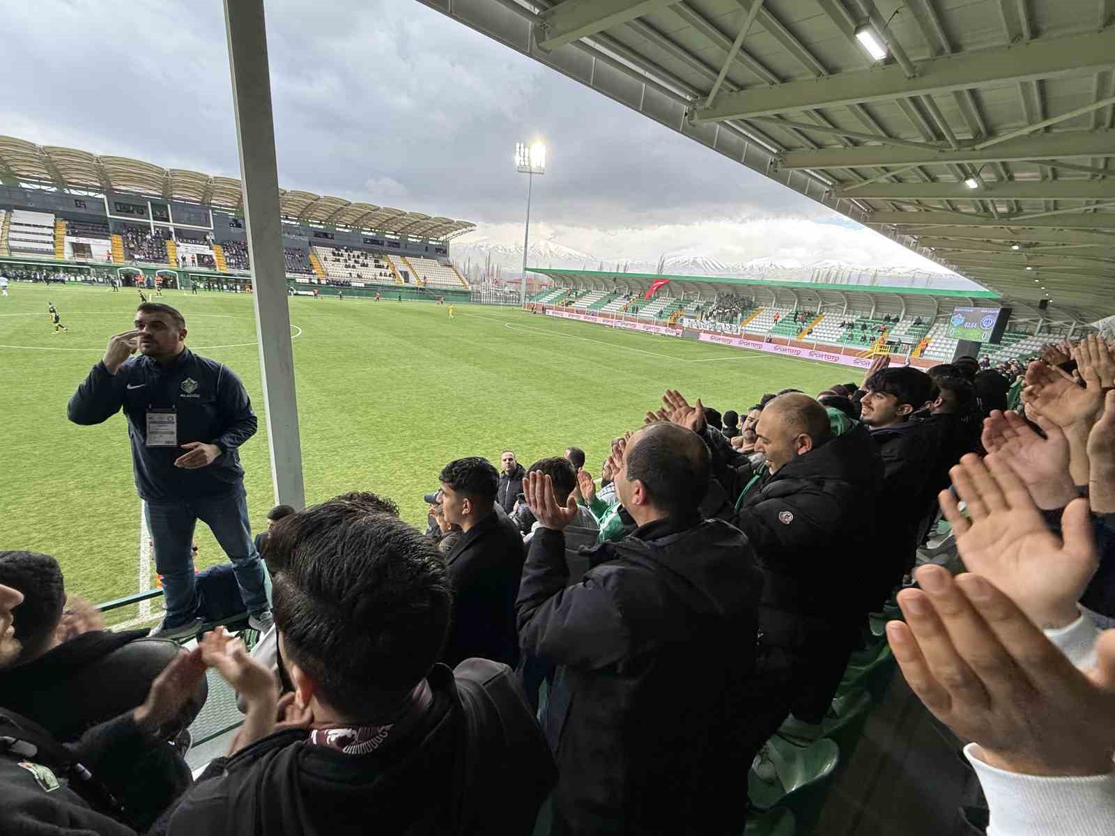 Vali Taşolar trib&uuml;nde taraftarlarla omuz omuza tezah&uuml;rat yaptı
