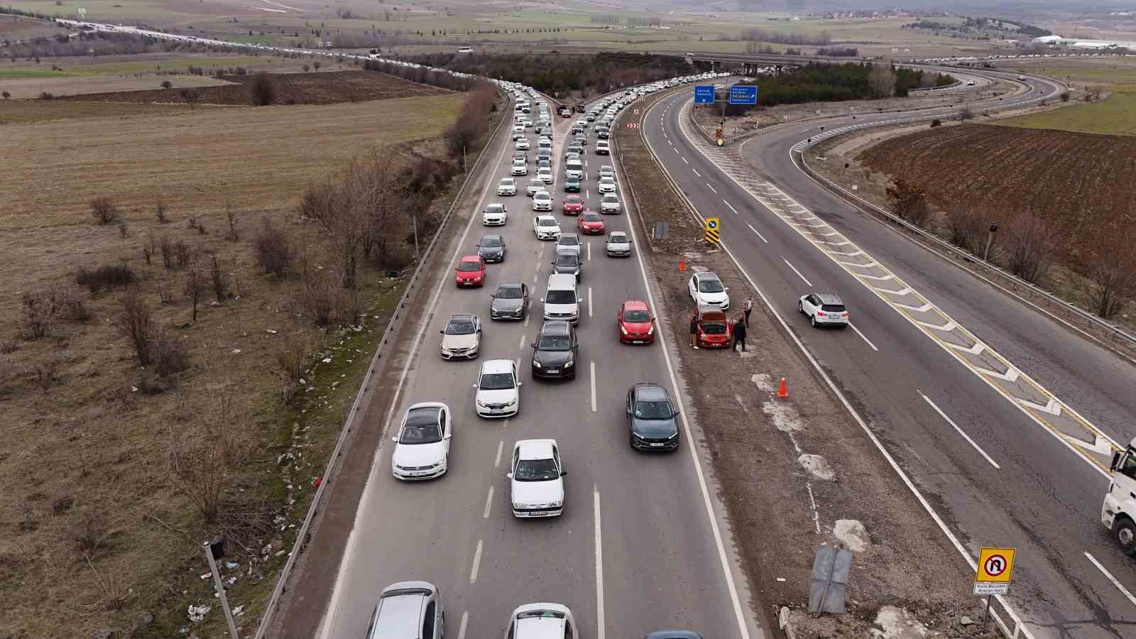 Bayram d&ouml;n&uuml;ş&uuml;nde Kemikli rampalarında trafik yoğunluğu başladı
