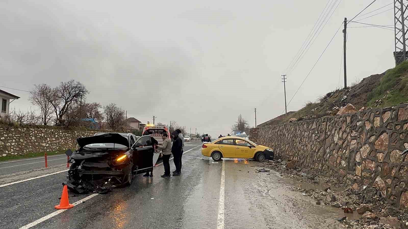 Elazığ’da trafik kazası: 2 yaralı