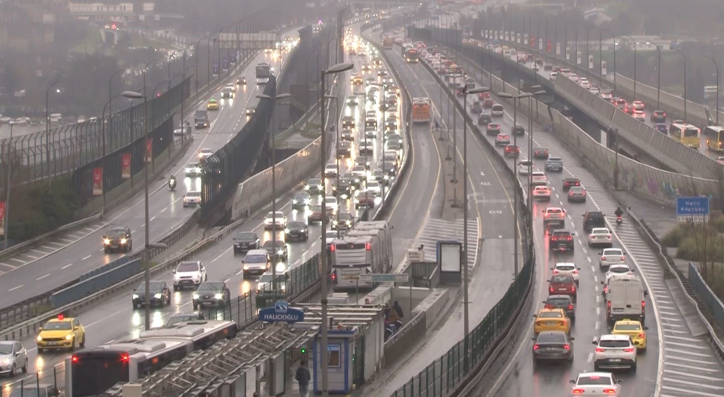 İstanbul&rsquo;da trafik yoğunluğu y&uuml;zde 60&rsquo;a ulaştı
