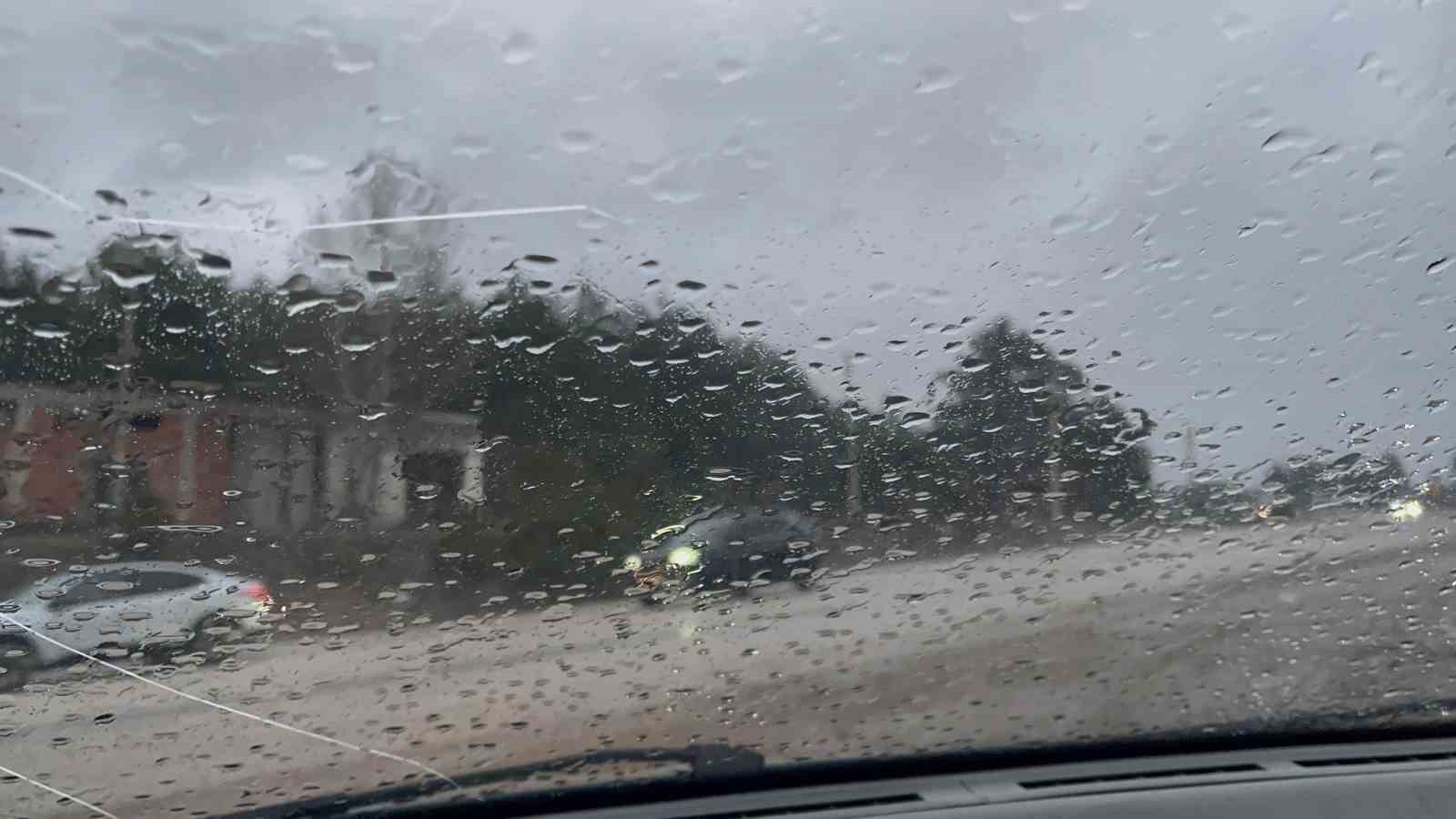 Kastamonu’da sağanak yağış sürücülere zor anlar yaşattı