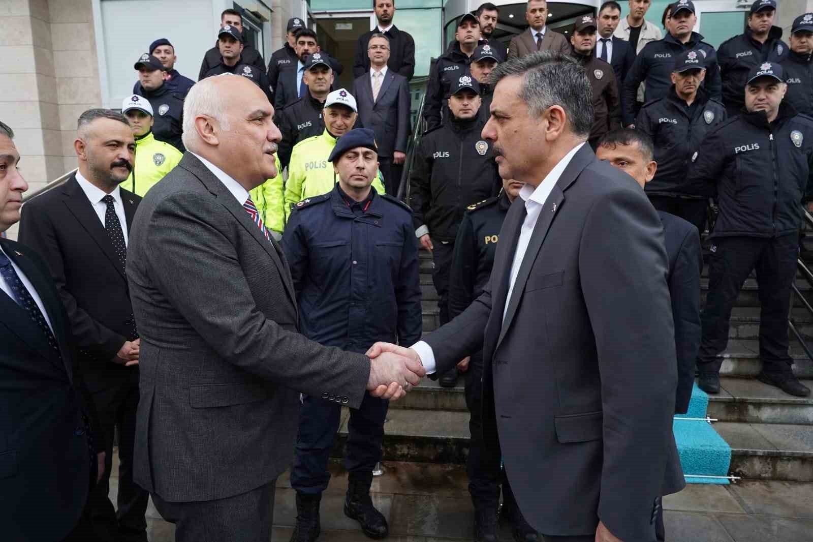 Bakan &Ccedil;ift&ccedil;i, Kızılcahamam İl&ccedil;e Emniyet M&uuml;d&uuml;rl&uuml;ğ&uuml;&rsquo;n&uuml; ziyaret etti
