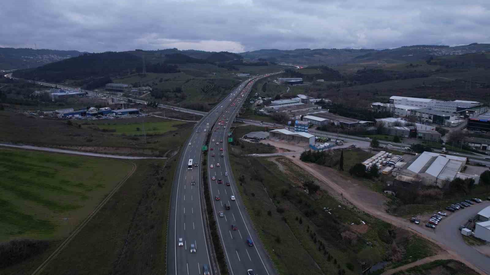 Bayram dönüşü Bursa otoyolunda yoğunluk: İstanbul istikametinde trafik yavaşladı