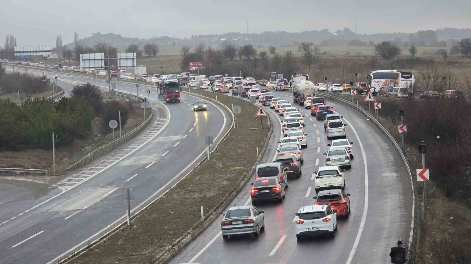 Bayram d&ouml;n&uuml;ş&uuml; &ccedil;ilesi: 30 kilometrelik ara&ccedil; kuyruğu havadan g&ouml;r&uuml;nt&uuml;lendi
