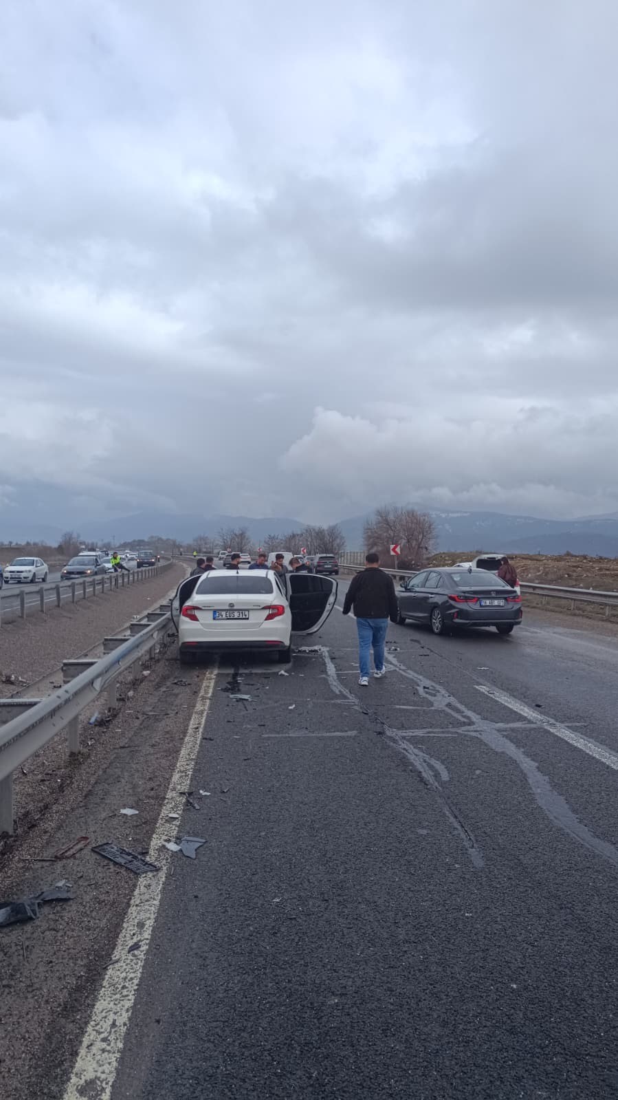 El frenini &ccedil;ekmeyi unuttuğu aracını durdurmaya &ccedil;alışırken yaşamını yitirdi
