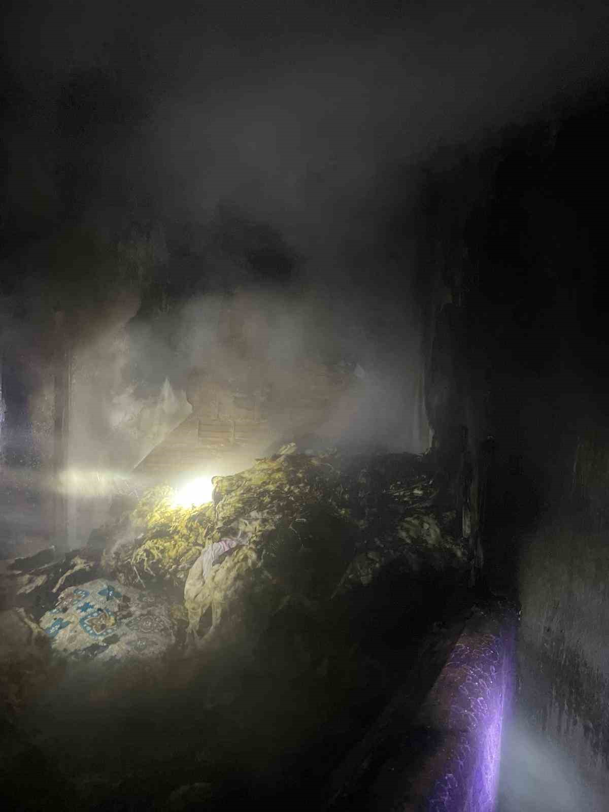 Siirt’te iki katlı binada korkutan yangın