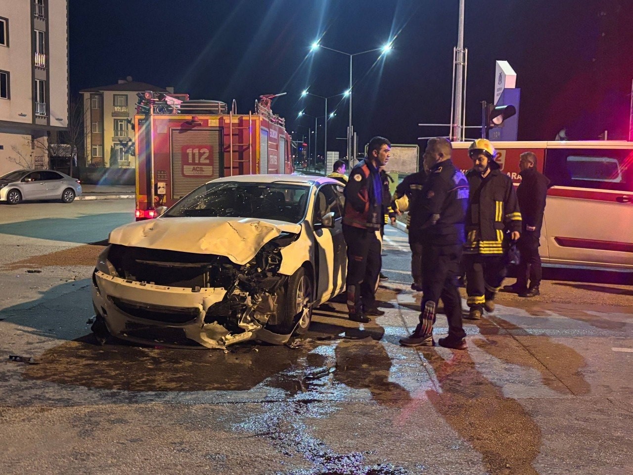 Erzincan’da iki otomobil çarpıştı: 1’i ağır 3 yaralı