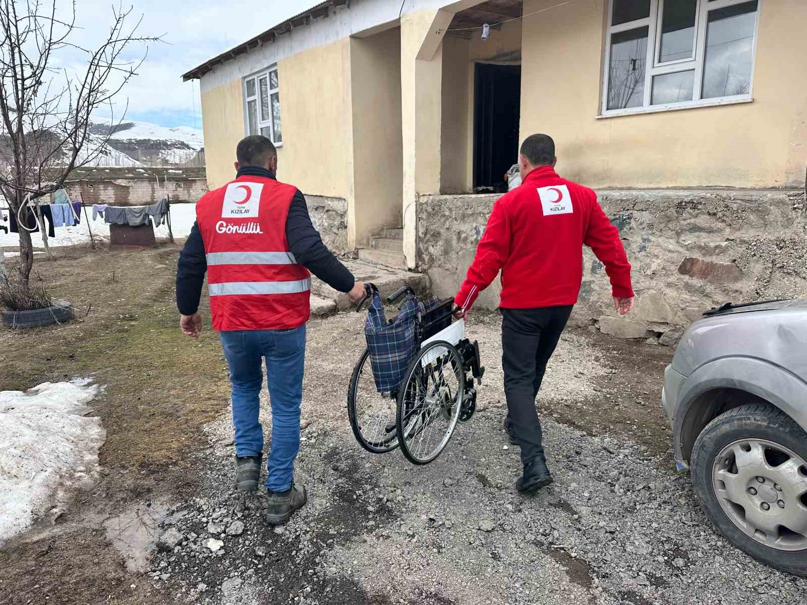 Muradiye il&ccedil;esinde anlamlı bayram hediyesi
