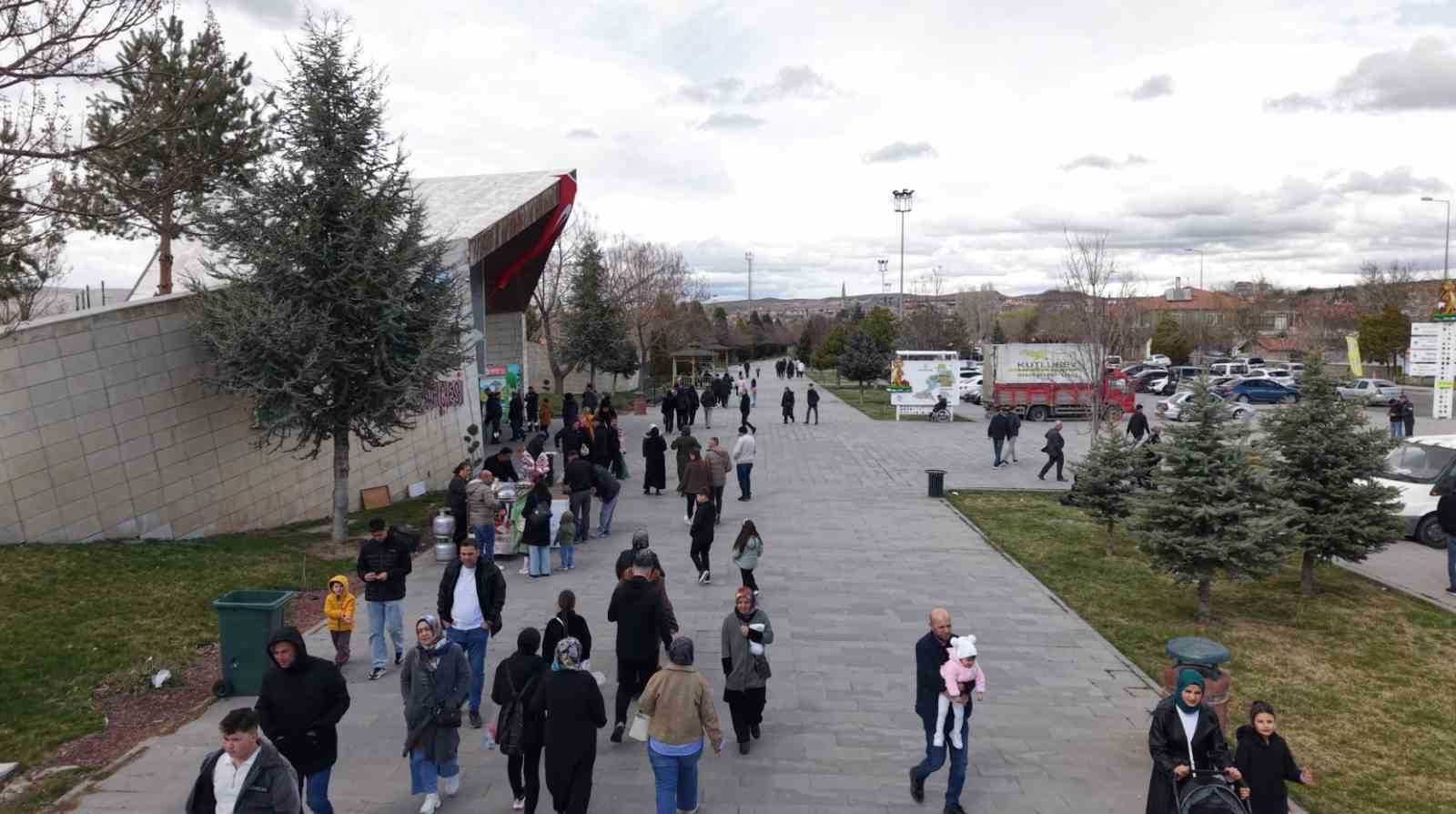 B&uuml;y&uuml;kşehirin hayvanat bah&ccedil;esi bayramda doldu taştı
