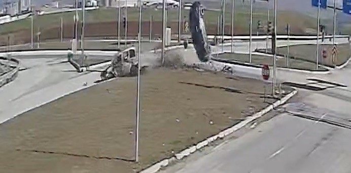 &Ccedil;orum&rsquo;da otomobille hafif ticari ara&ccedil; &ccedil;arpıştı: 1&rsquo;i &ccedil;ocuk 6 yaralı
