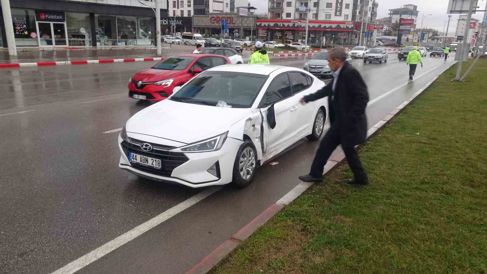 Malatya&rsquo;da hafif ticari ara&ccedil; ile otomobil &ccedil;arpıştı: 2 yaralı
